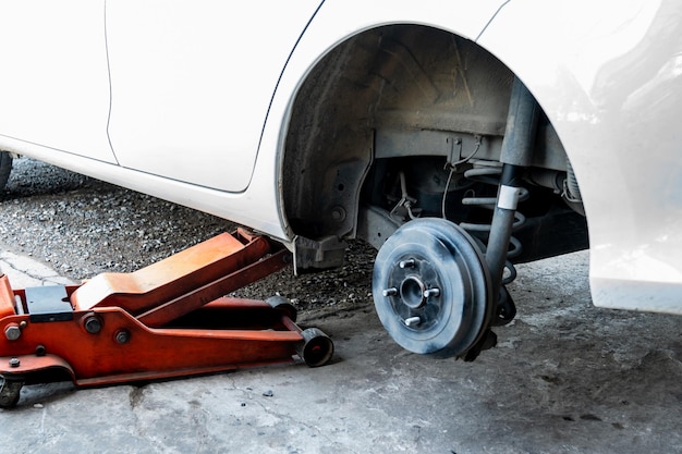 写真 タイの地元のガレージで白い車で壊れたタイヤの修理にクローズ アップ