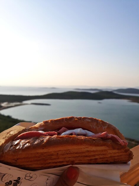 天空を背景に海のトーストのクローズアップ