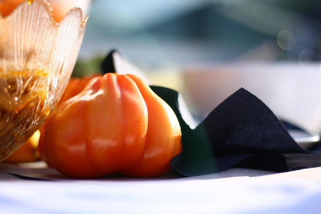 Photo close-up of tomato and napkin on table