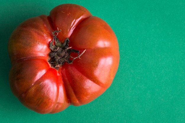 写真 カラフルなテーブルにトマトを閉じます