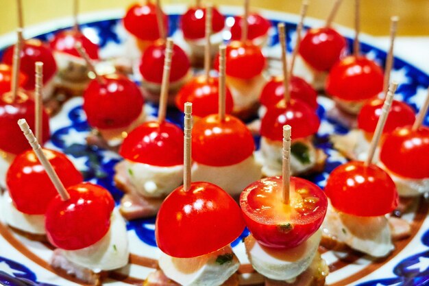 Foto prossimo piano di un pomodoro su tavola