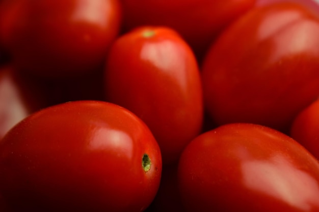 Photo a close up of a tomato with water droplets on it