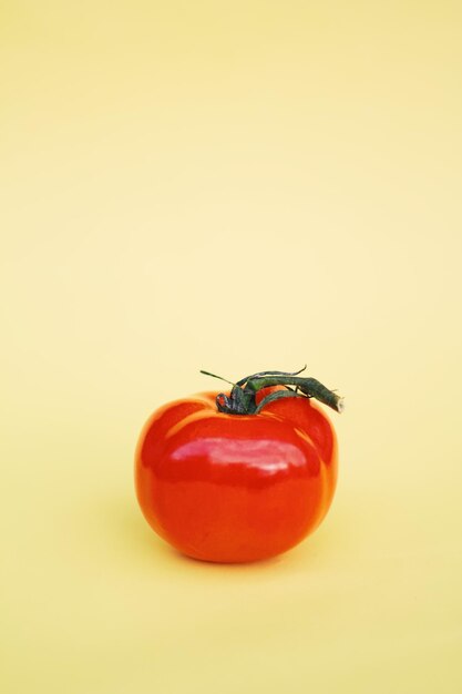 Photo close-up of tomatoes against white background