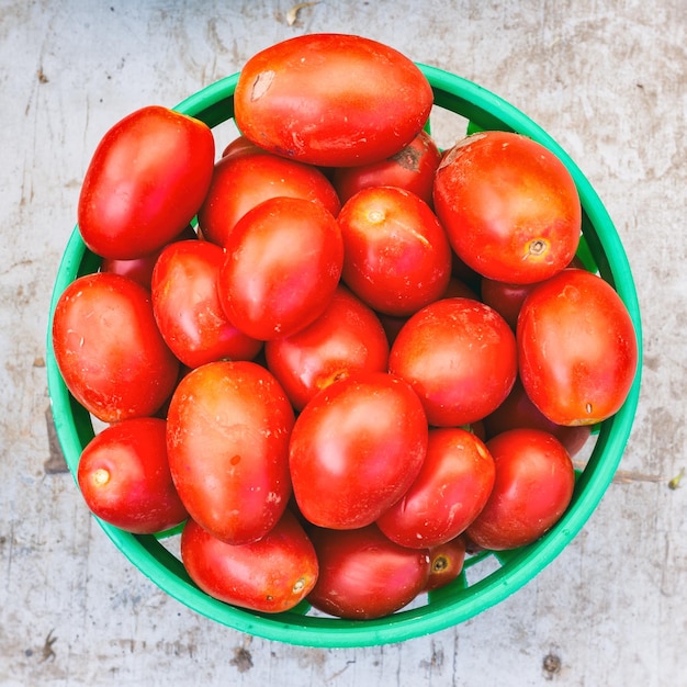 Foto close-up di pomodori in cestino da vendere