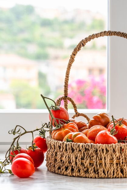 Foto prossimo piano di pomodori in cesto su tavola