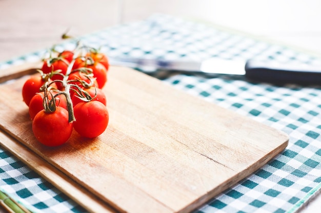 Foto prossimo piano di pomodori su un tavolo da taglio