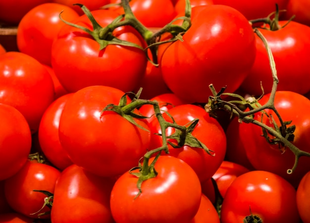 市場で販売するトマトのクローズアップ