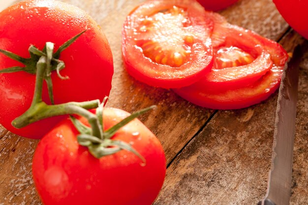 Foto prossimo piano dei pomodori sulla tavola