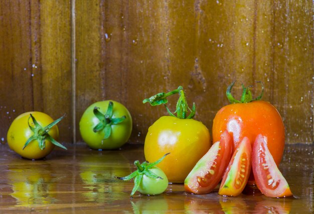 Photo close-up of tomatoes on table