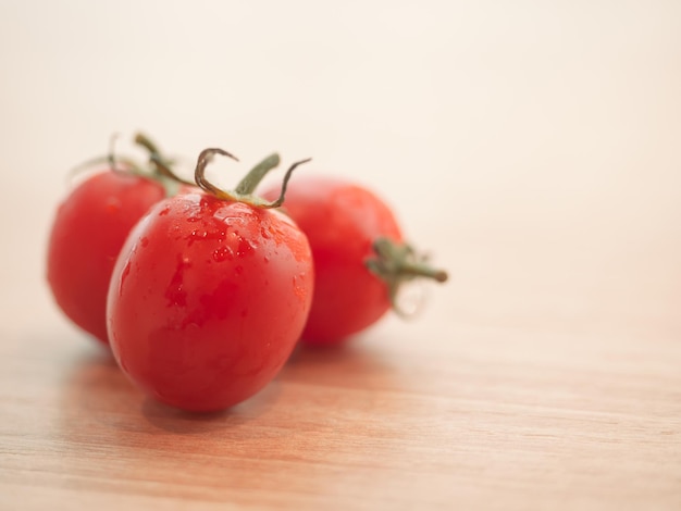 Foto prossimo piano dei pomodori sulla tavola