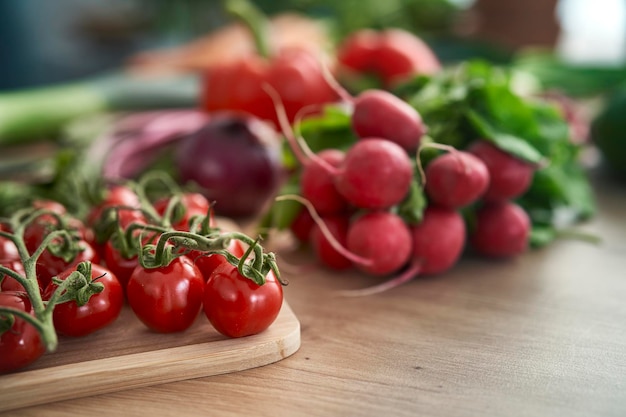 Foto prossimo piano dei pomodori sulla tavola