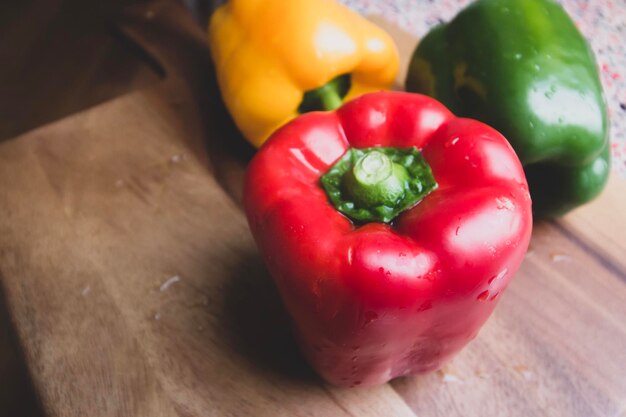 Photo close-up of tomatoes on table