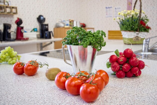 Foto close-up di pomodori e verdure sulla tavola a casa