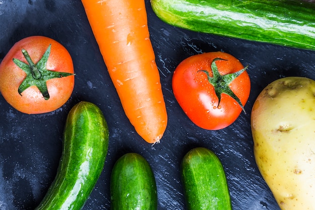 Close-up di pomodori con altre verdure