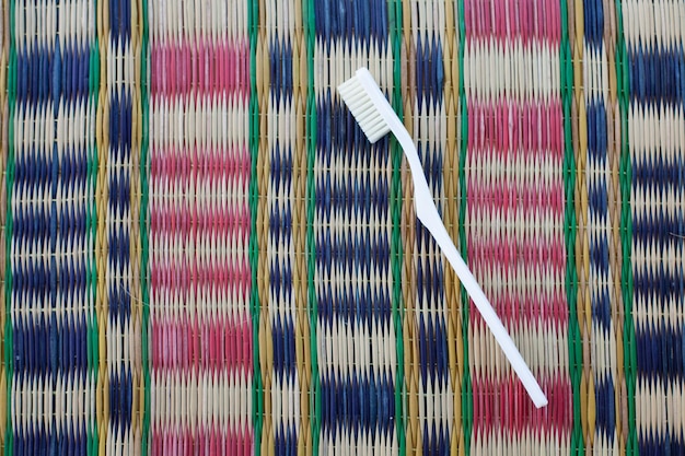 Foto close-up di uno spazzolino da denti sul tavolo