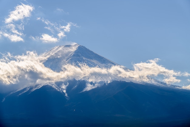 雪に覆われた美しい富士山の頂上を閉じる