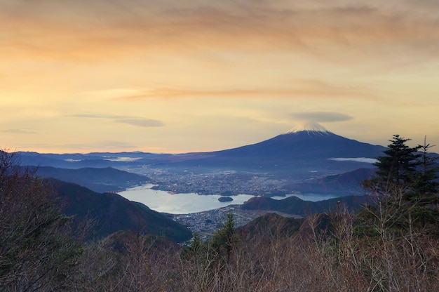 사진 일본, 일몰 동안 후지산 또는 후지산의 아름다운 경치를 볼 수 있는 눈 덮인 아름다운 후지산 꼭대기