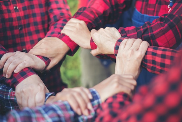 Foto vista ravvicinata dall'alto dei giovani imprenditori che uniscono le mani concetto di unità e lavoro di squadra