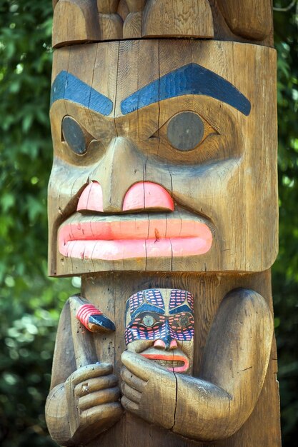 Photo close-up of totem pole