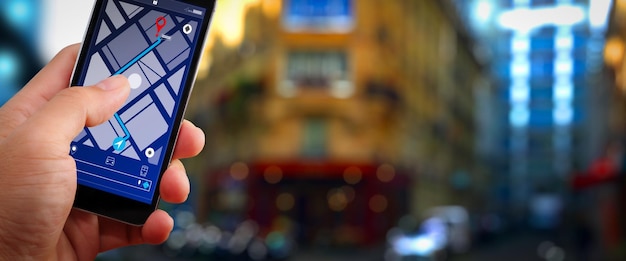 Foto primo piano di tourist utilizzando la navigazione della mappa gps sulla schermata dell'applicazione dello smartphone per la direzione