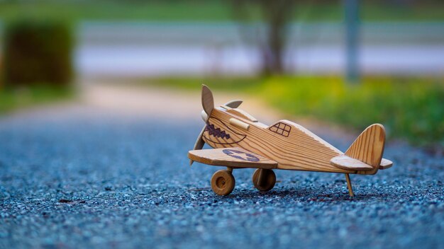 Photo close-up of toy airplane in park