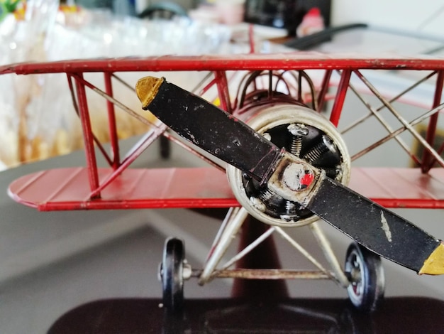 Foto close-up di un aereo giocattolo sul tavolo