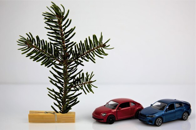 Photo close-up of toy car against wall