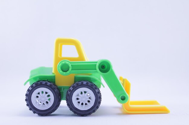 Foto close-up di un'auto giocattolo sullo sfondo bianco