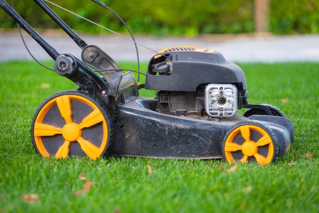 Photo close-up of toy car on field