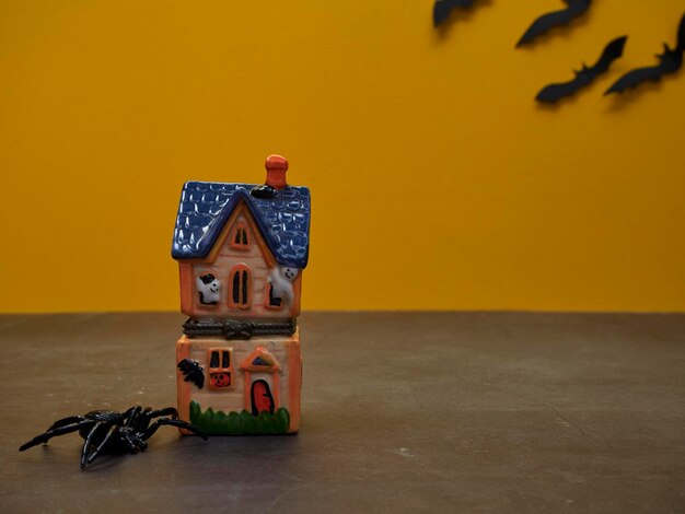 Photo close-up of toy car on floor against yellow wall