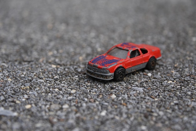 Photo close-up of toy car on road