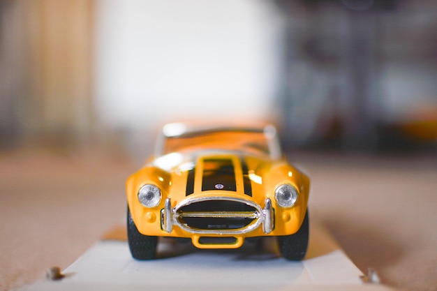 Photo close-up of toy car on table