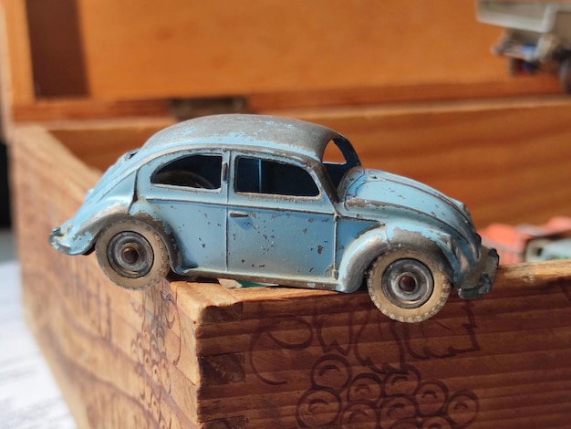 Photo close-up of toy car on table