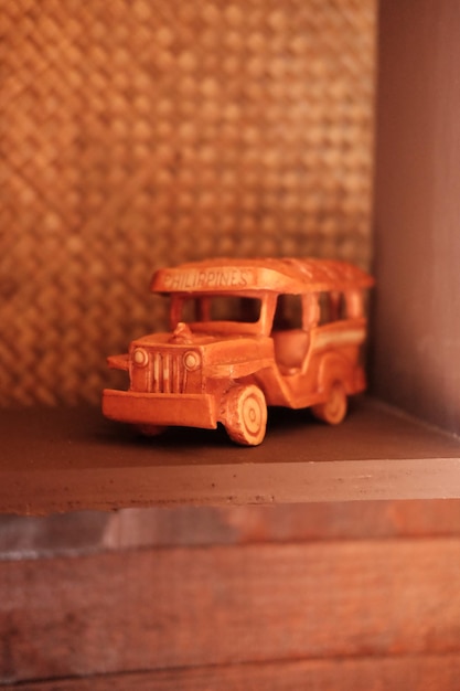 Photo close-up of toy car on table