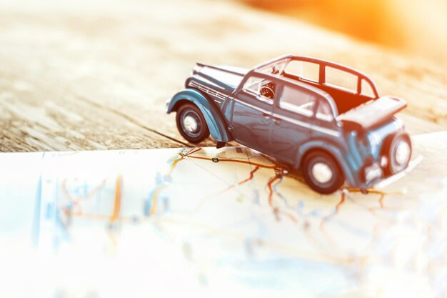 Photo close-up of toy car on table