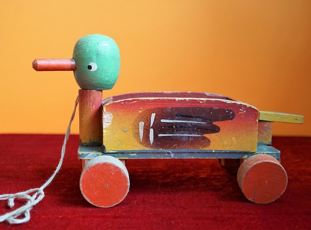 Foto prossimo piano di una macchina giocattolo sul tavolo