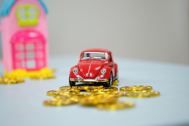 Foto close-up di una macchina giocattolo con monete sul tavolo