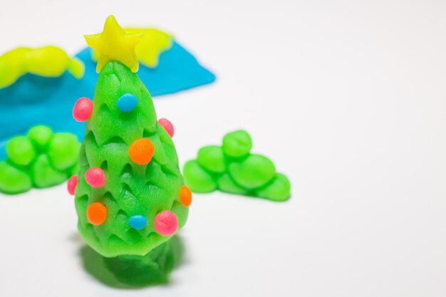 Foto close-up di un albero di natale giocattolo sullo sfondo bianco