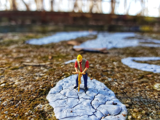 Foto close-up di una figura da giocattolo su una roccia