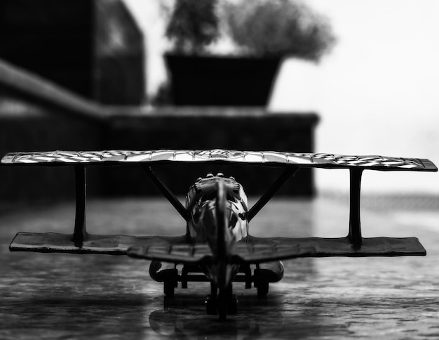 Foto close-up di un aereo giocattolo su un tavolo