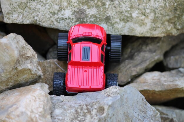 Foto prossimo piano di un giocattolo su una roccia