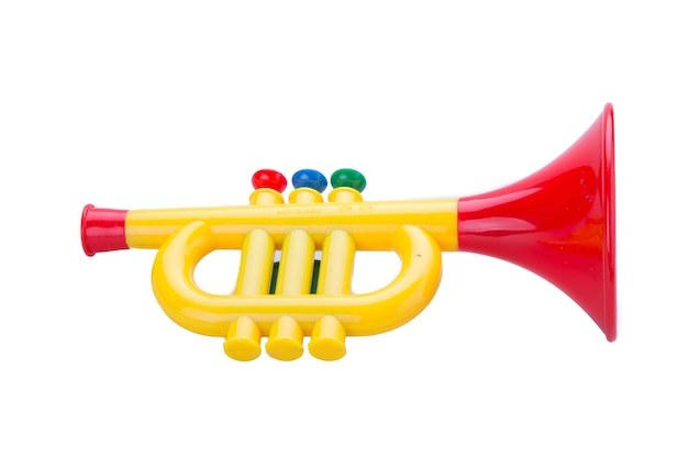 Foto close-up di una tromba giocattolo su sfondo bianco