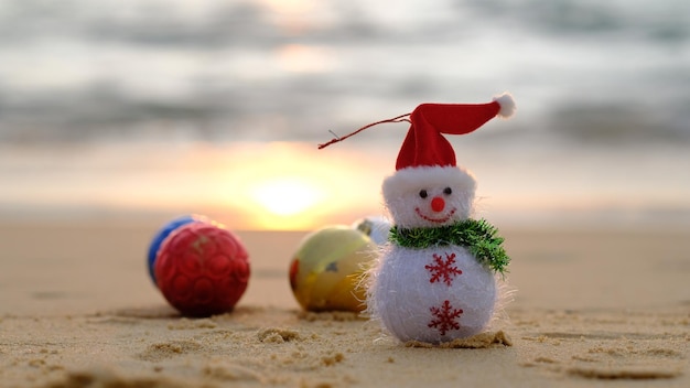 Foto close-up di giocattoli sulla spiaggia