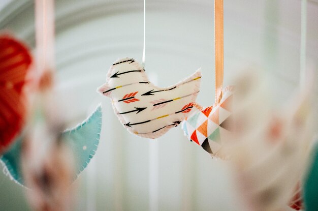 Photo close-up of toys hanging on strings