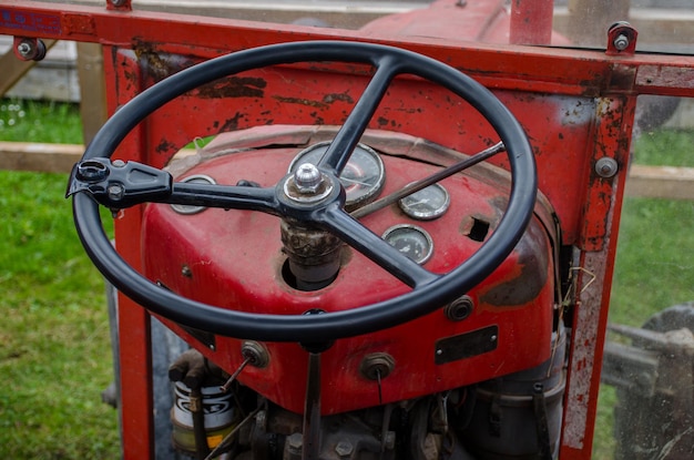 Photo close-up of tractor on field