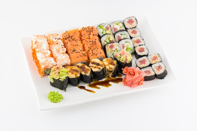 Close-up di sushi giapponese tradizionale su uno sfondo bianco