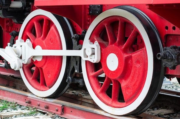 Foto prossimo piano del treno sui binari ferroviari