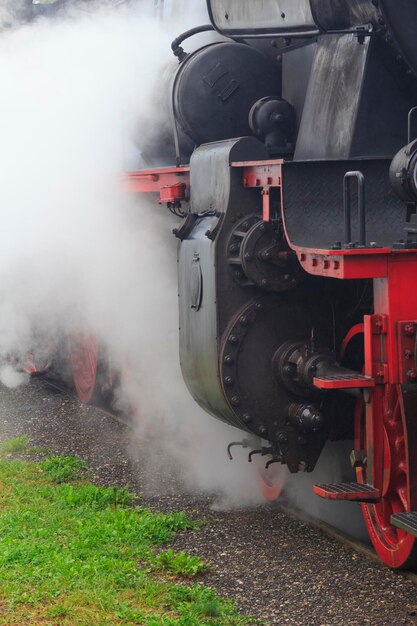 Foto prossimo piano del treno sui binari ferroviari