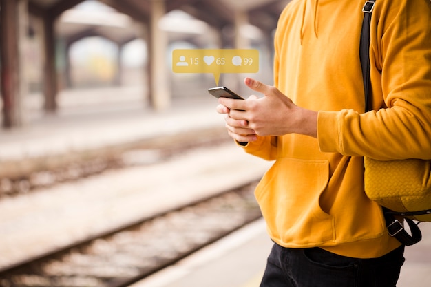 Photo close-up traveler using smartphone