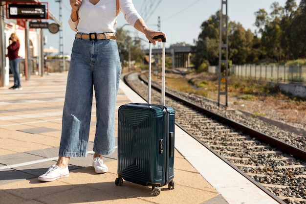 Foto primo piano viaggiatore con bagaglio